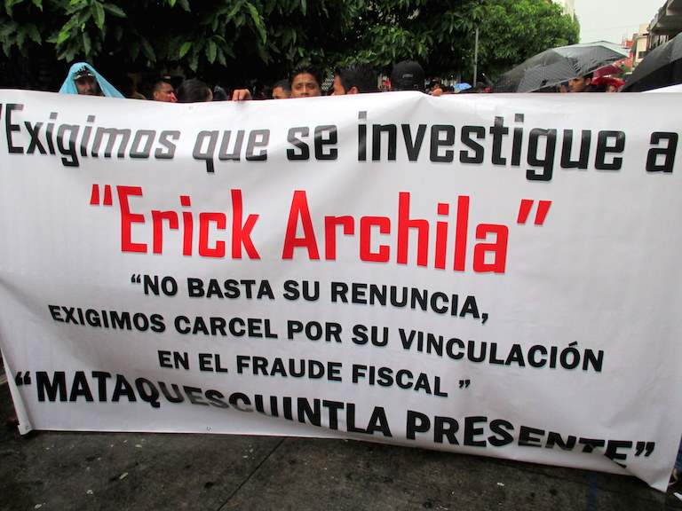 Protesters hold a banner calling for an investigation and jail for Erick Archila, the Minister of Energy and Mines who resigned May 15 over accusations of corruption, at a massive protest in Guatemala City on May 16. Protests took place throughout the country that day. Photo by Sandra Cuffe.
